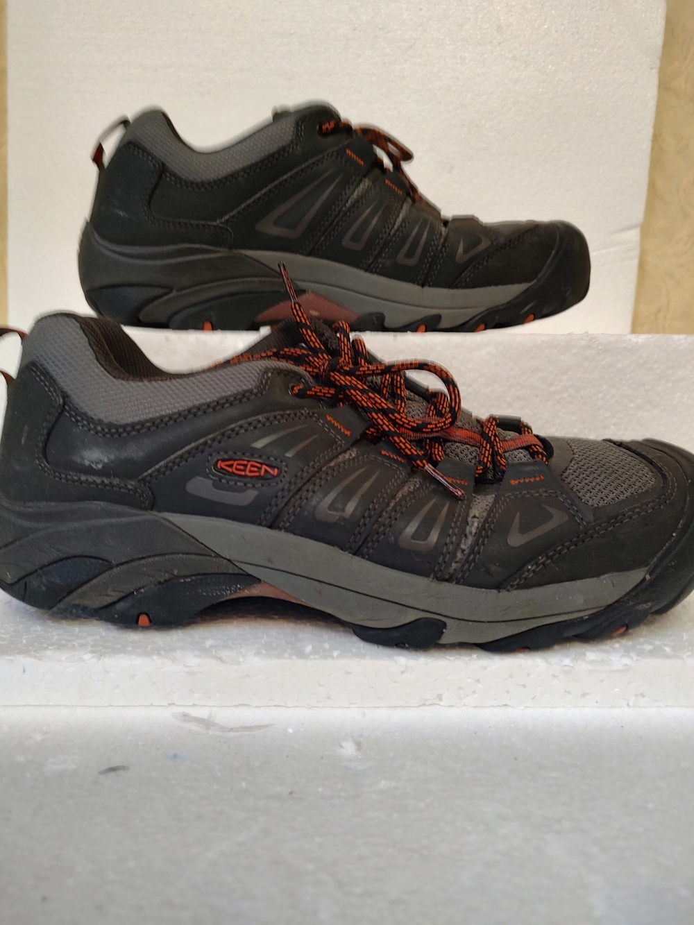 KEEN Men's Gray and Black Trail Hiking  Shoes with Orange Accents 12d